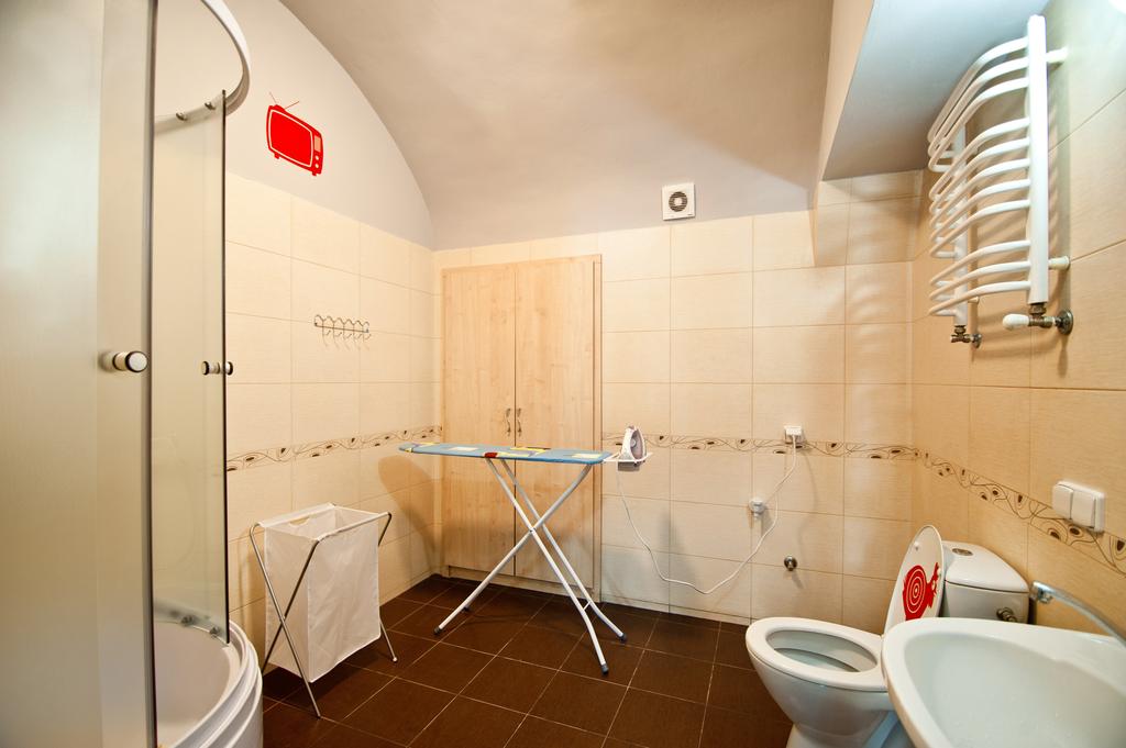 Ванная в общежитии. Ванные комнаты в общежитиях. Хостел санузел. Душевые в общежитии.